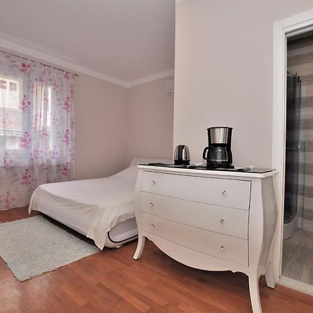 Bedroom With Bathroom Shower Спліт Екстер'єр фото